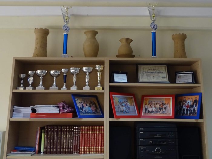 Τα βραβεία σε περίοπτη θέση στο γραφείο διδασκόντων 6ου δημοτικού σχολείου Γέρακα